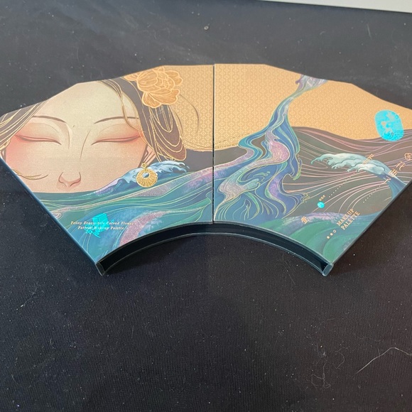 Florasis Floral Engraving Odey Palette and 2 Bags NWT - Picture 2 of 9